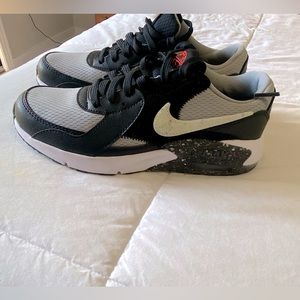 NEW Big Boys Size 4 Nike Air Max Excee SE